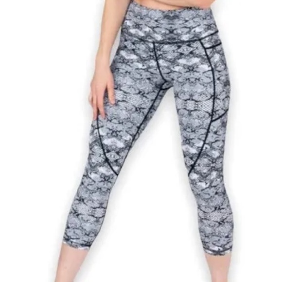 Zyia NWT cobra light and tight 20” capri size 14/16 women’s - Picture 1 of 8